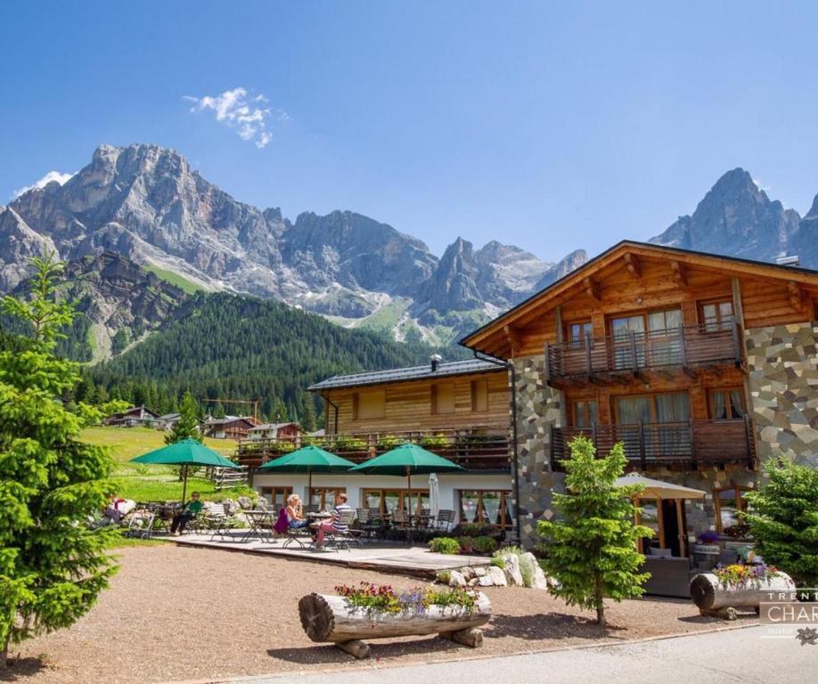 un lodge de esquí con montañas al fondo en Chalet Prà delle Nasse, en San Martino di Castrozza