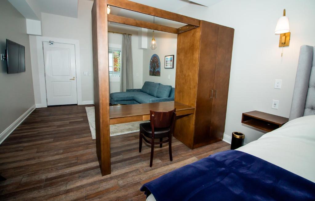 The Colonial Inn - Queen Suite