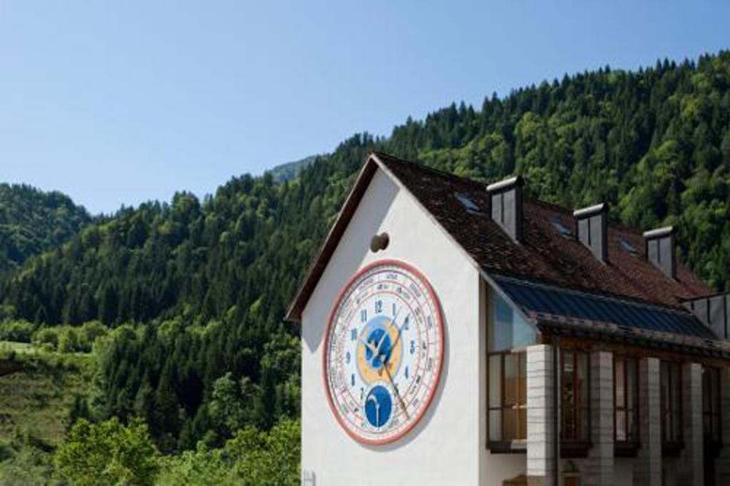 budynek z zegarem na boku w obiekcie Casa Pesarina w mieście Prato Carnico