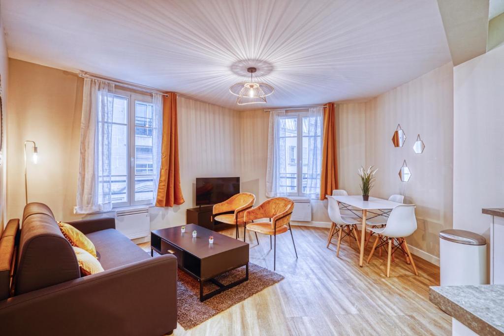 un salon avec un canapé et une table dans l'établissement Manarola, F3 à deux pas de Montparnasse, à Paris