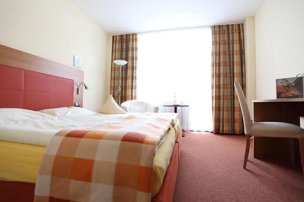 Postel nebo postele na pokoji v ubytování Hotel Garni Max Zwo