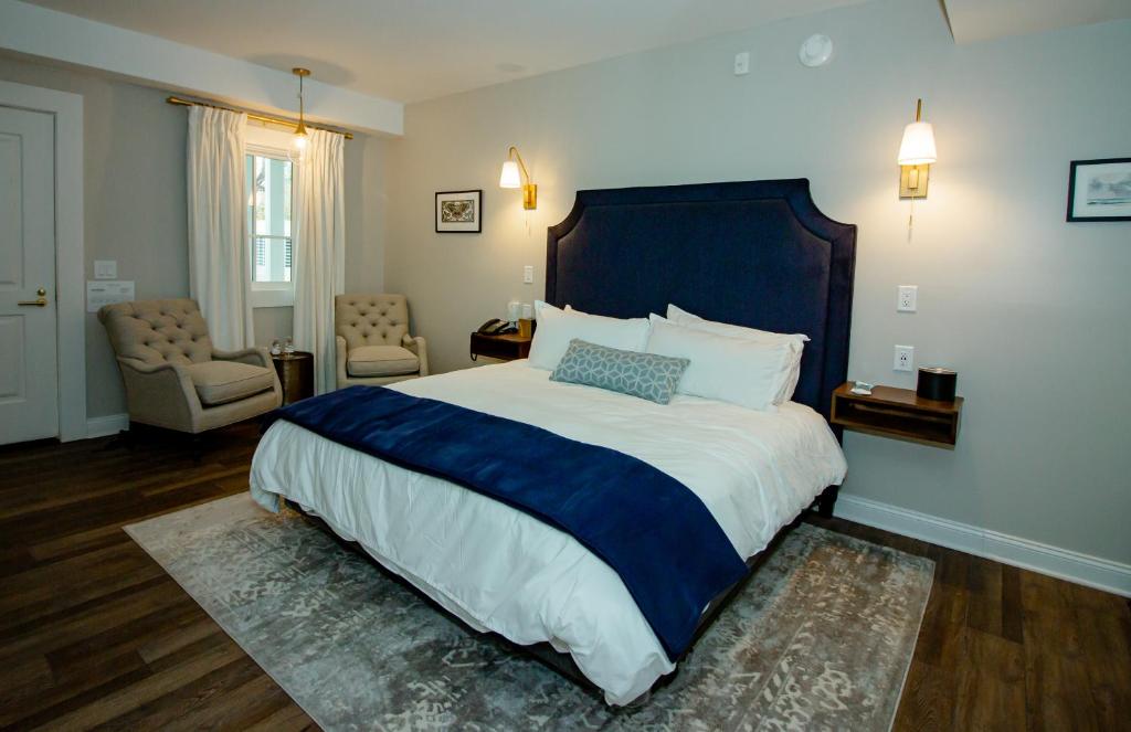 Ένα ή περισσότερα κρεβάτια σε δωμάτιο στο The Colonial Inn, an Ascend Collection Hotel