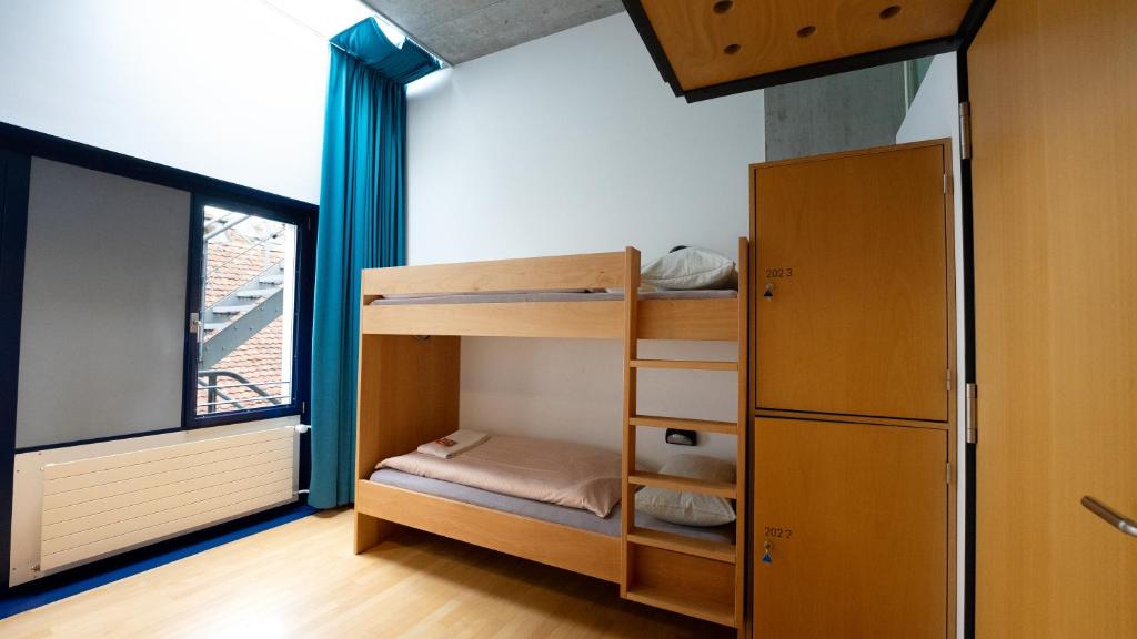 Een bed of bedden in een kamer bij Solothurn Youth Hostel