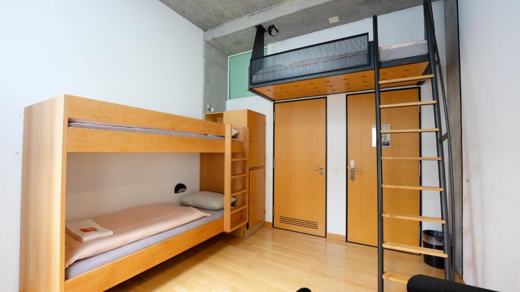 Een bed of bedden in een kamer bij Solothurn Youth Hostel