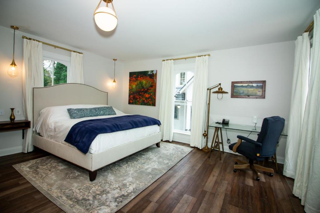 The Colonial Inn - Deluxe King Room