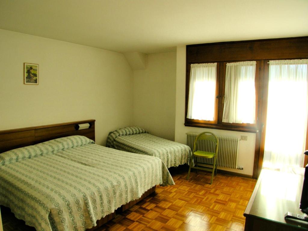 Postel nebo postele na pokoji v ubytování Hotel Europa Cembra