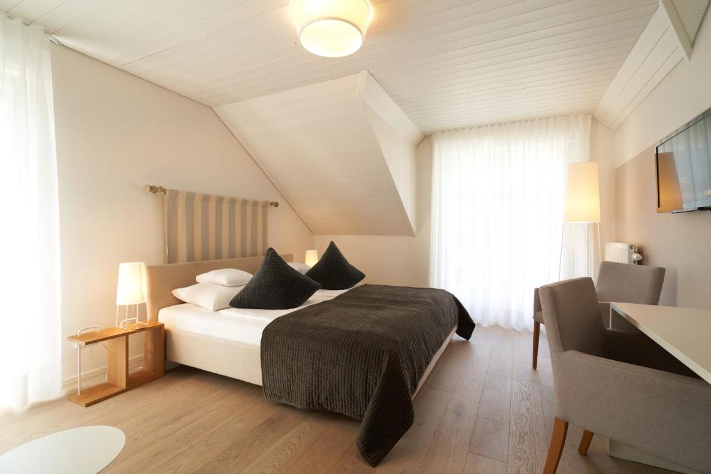 A bed or beds in a room at Gästehaus am Wasserschloss & Restaurant Wasserschloss Inzlingen