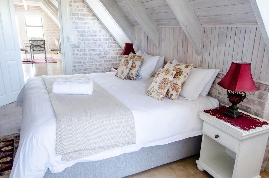 A bed or beds in a room at Red Bishop - Birds, Beach & Beauty