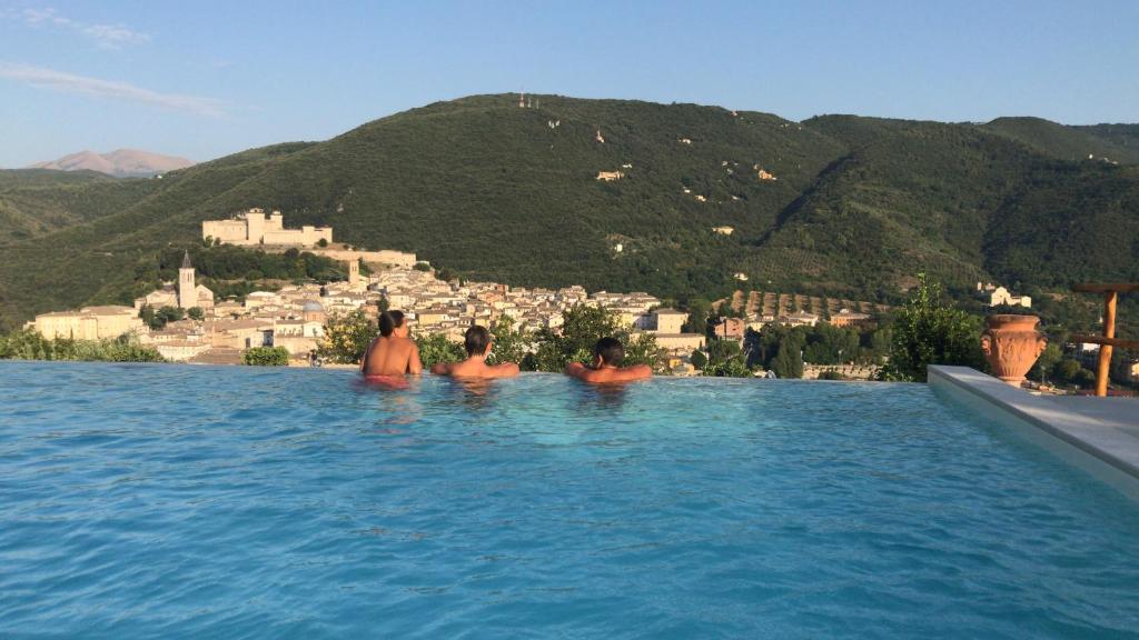 grupa ludzi siedzących w basenie w obiekcie Agriturismo Collerisana w mieście Spoleto
