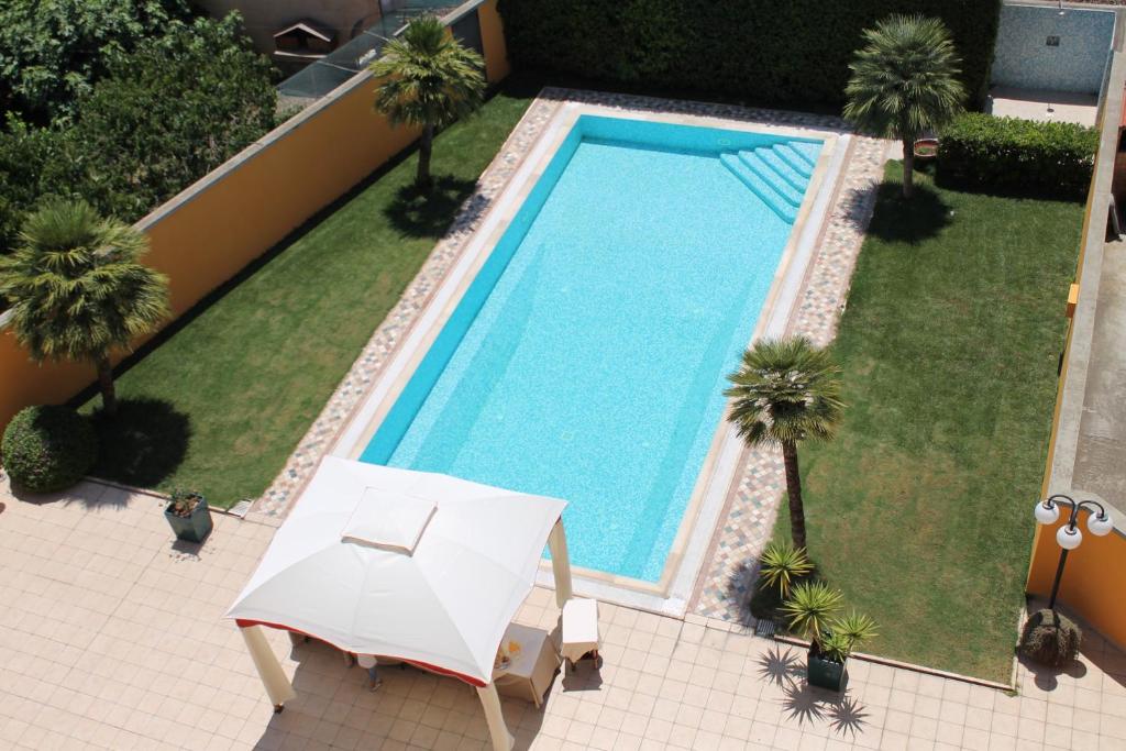Basen w obiekcie Hotel Grillo lub w pobliżu