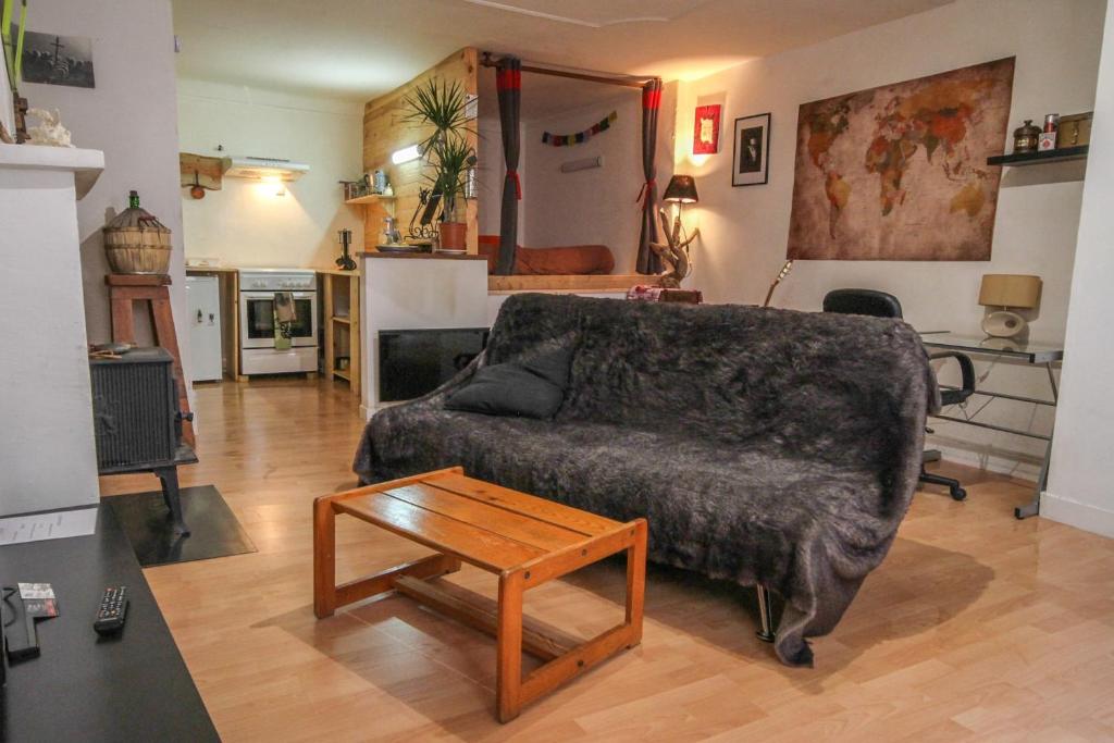 ein Wohnzimmer mit einem Sofa und einem Couchtisch in der Unterkunft Calm studio in the historical centre - Dodo et Tartine in Guillestre