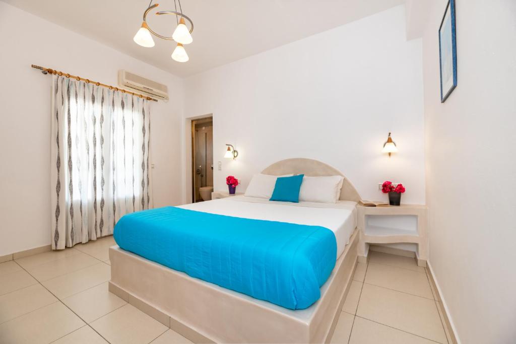 Llit o llits en una habitació de Stelios Place
