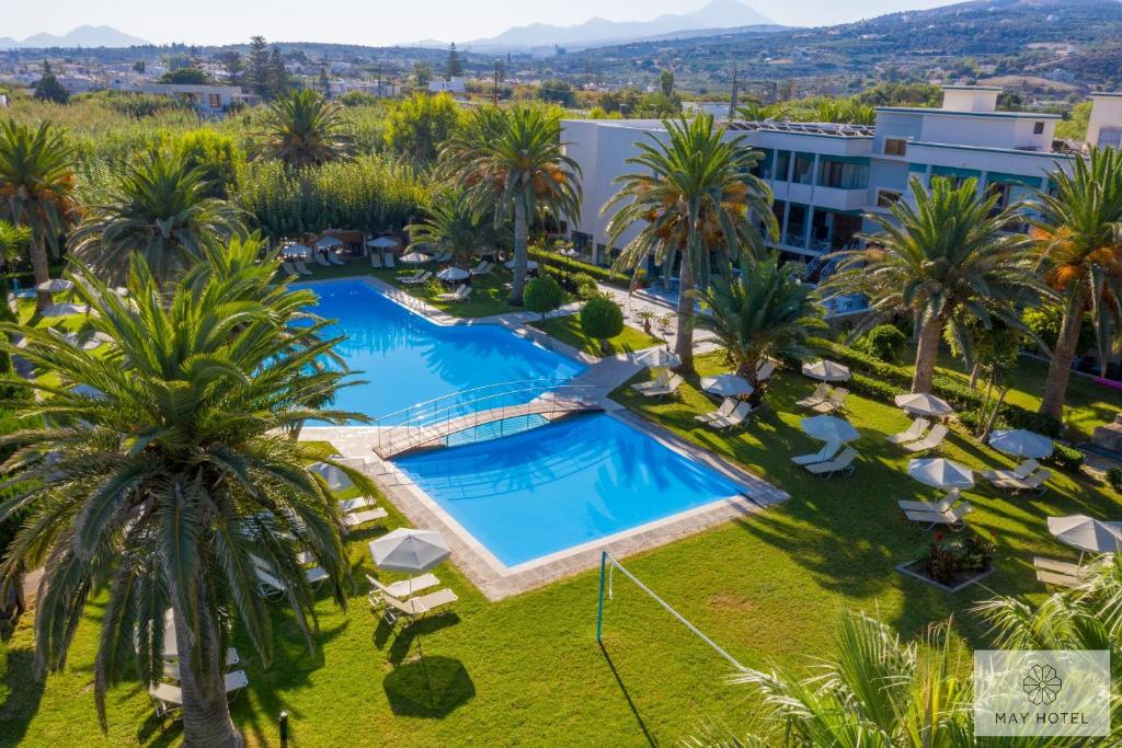 Bazén v ubytování May Beach Hotel nebo v jeho okolí
