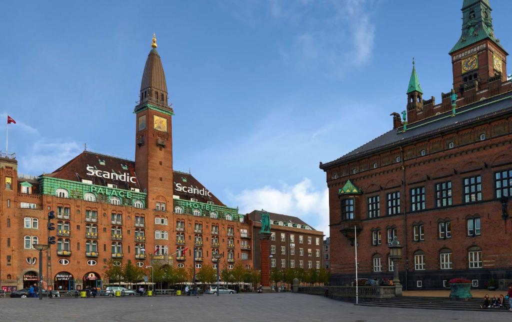 un gran edificio de ladrillo con una torre de reloj en Scandic Palace Hotel, en Copenhague