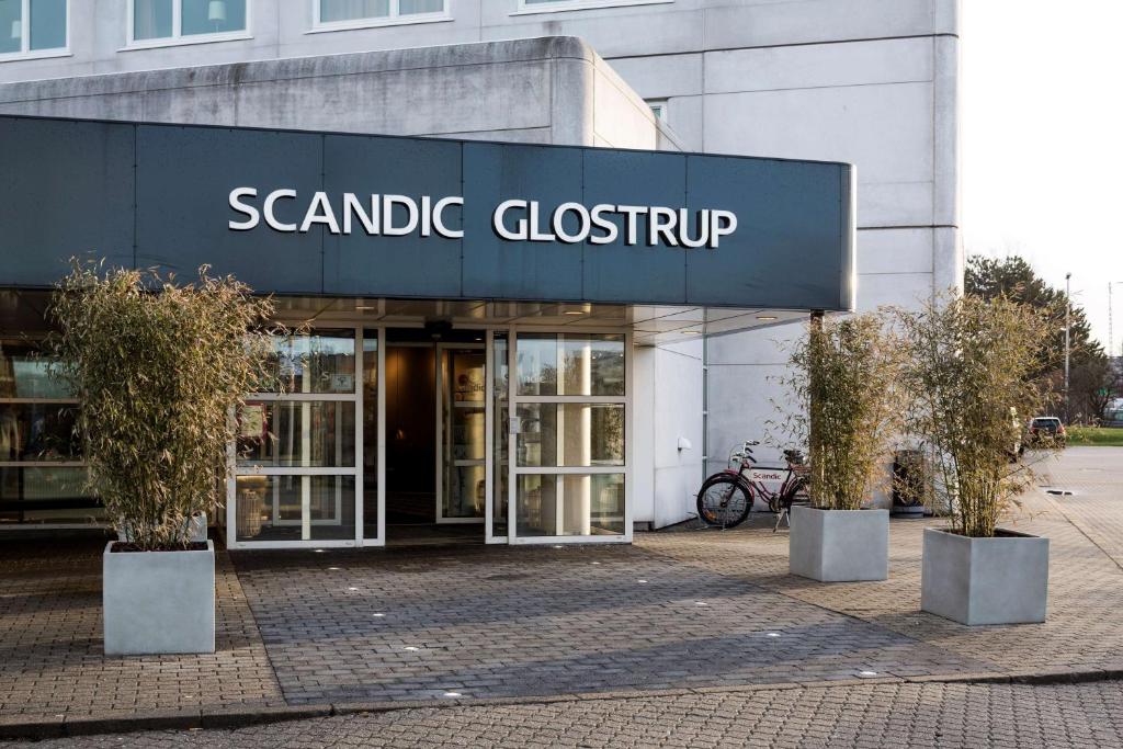 a building with a sign that reads santo cloclip at Scandic Glostrup in Glostrup