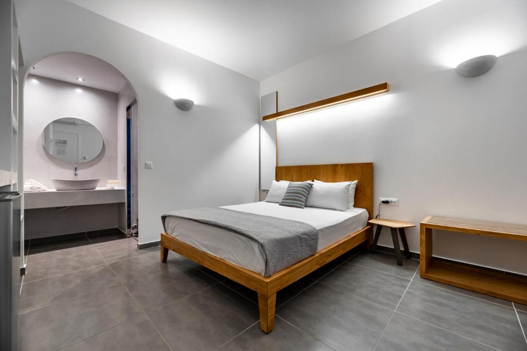 Llit o llits en una habitació de Stelios Place