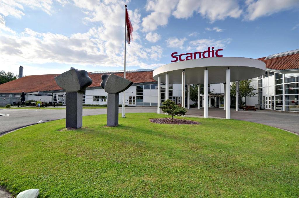 een santander gebouw met een vlag ervoor bij Scandic Sønderborg in Sønderborg