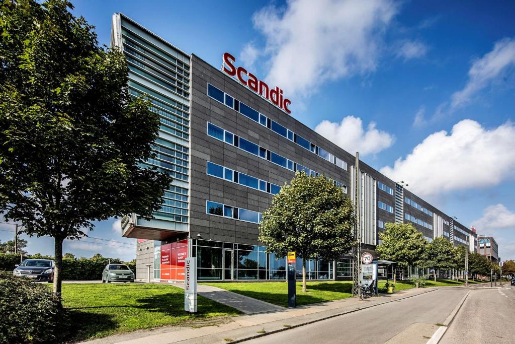 un edificio con un signo de santander a un lado. en Scandic Sluseholmen, en Copenhague