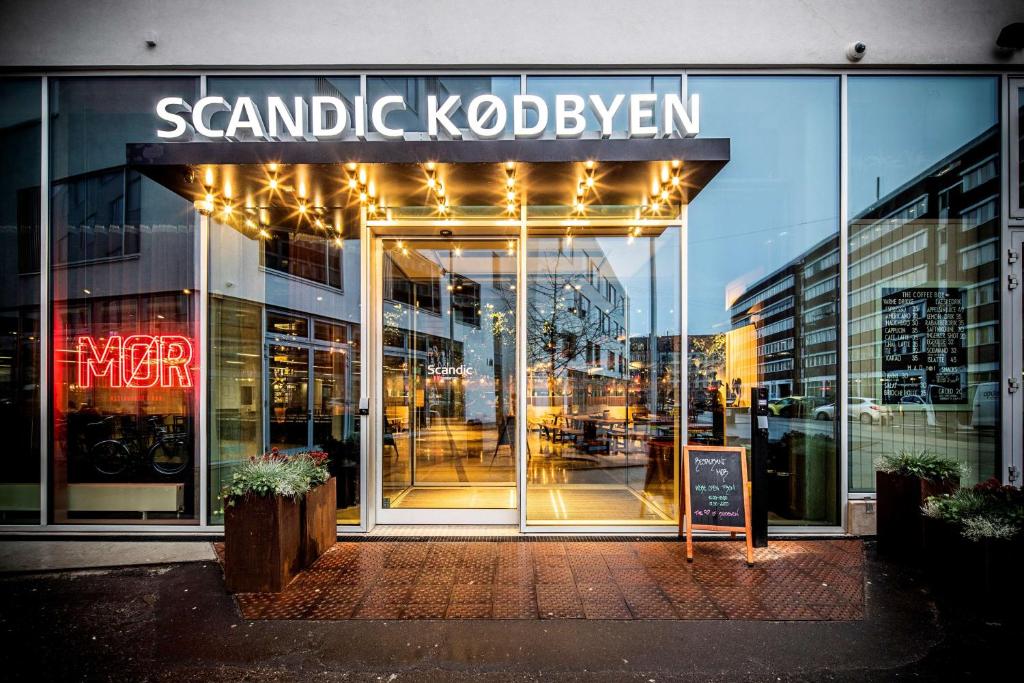 un negozio di fronte con un cartello che legga il campione di kodaben di Scandic Kødbyen a Copenaghen