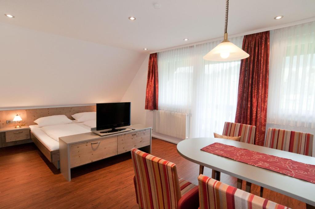 Postel nebo postele na pokoji v ubytování Hotel Zum Löwen - Unteres Wirtshaus