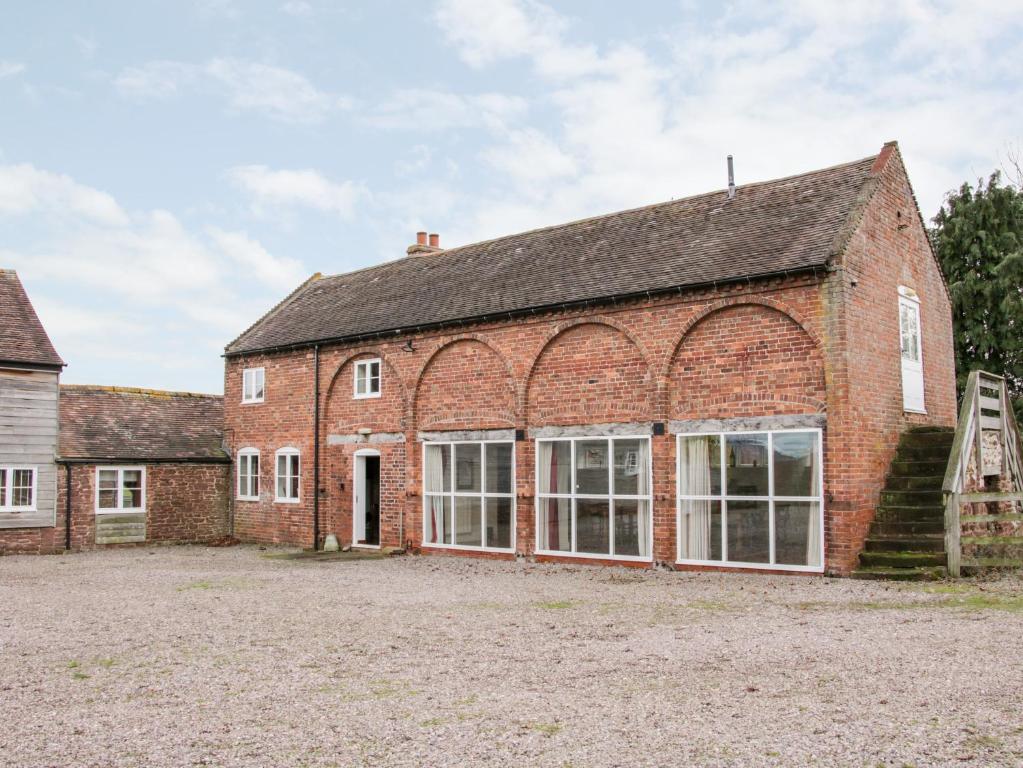 un ancien bâtiment en briques rouges avec de grandes fenêtres dans l'établissement Stockbatch Granary, à Shrewsbury