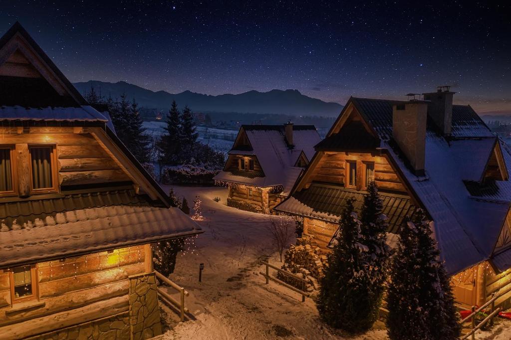 Widok na góry z tego domu w stylu alpejskim