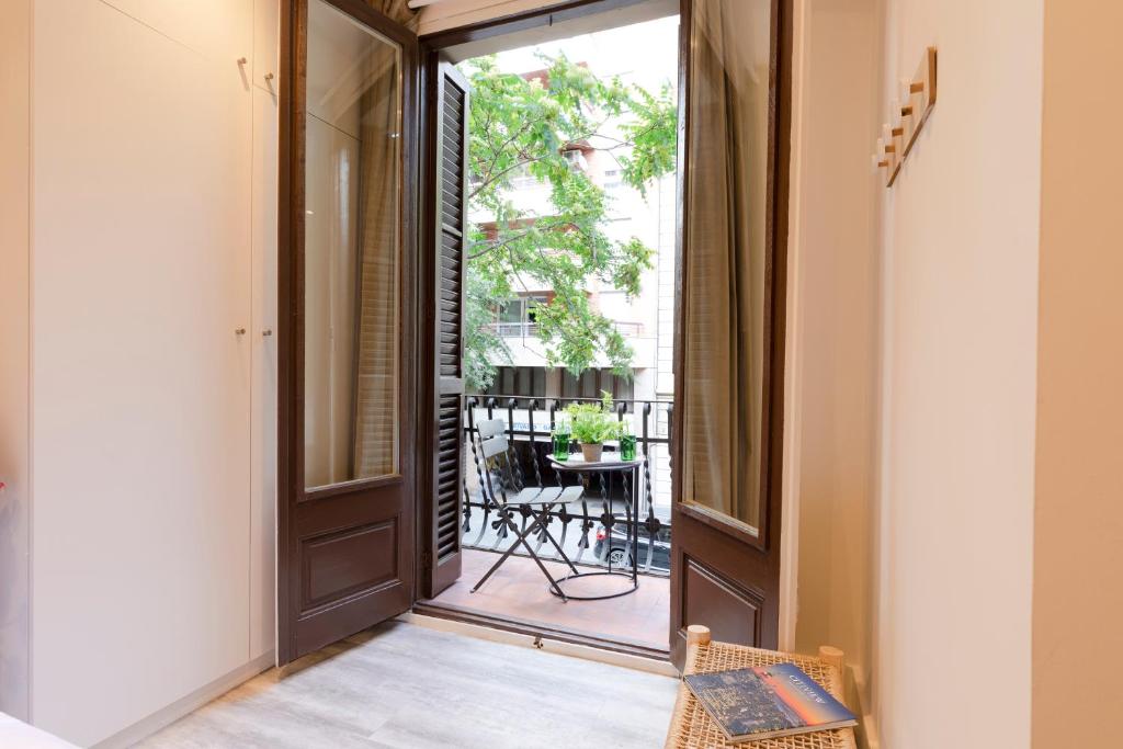 Chic Apartments Barcelona - Apartment With Balcony