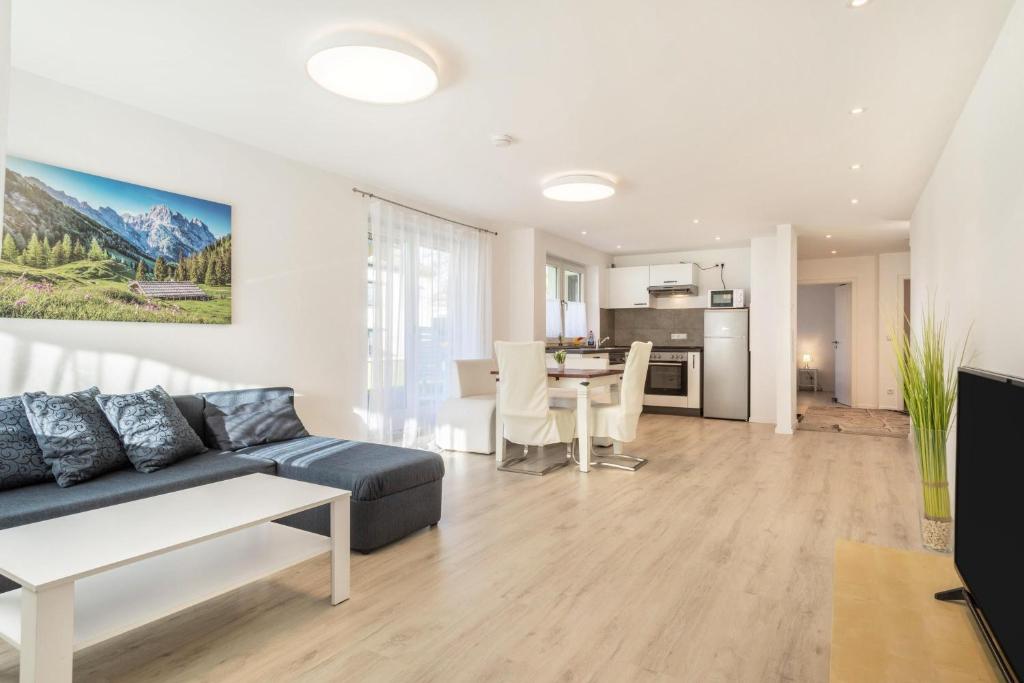 a living room with a couch and a table at Ferienwohnung Gartenstraße in Lindau-Bodolz