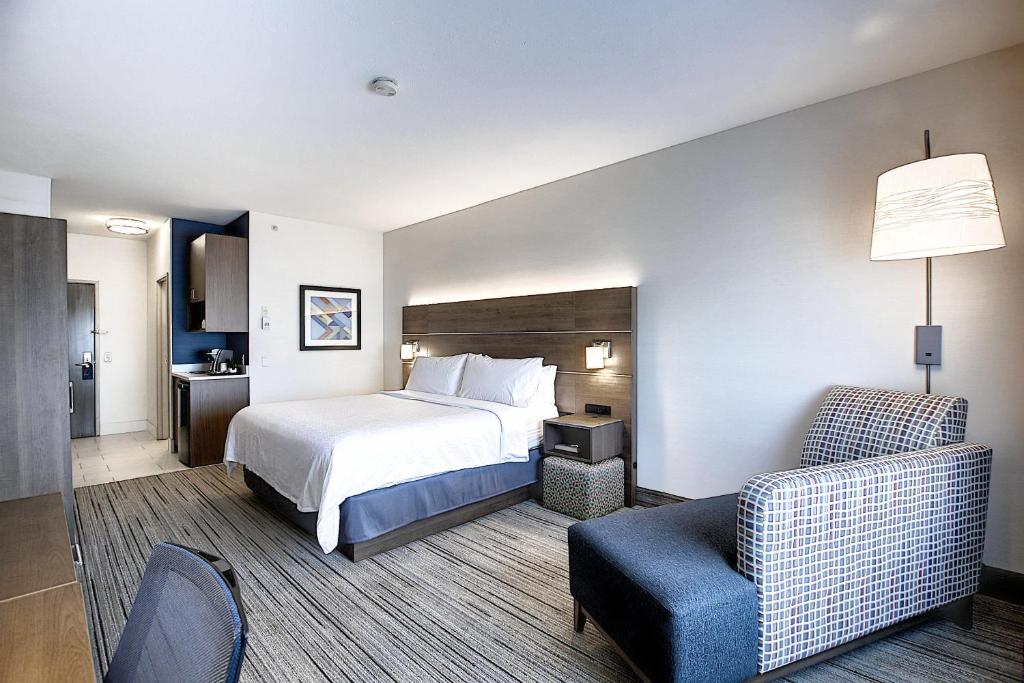 Postel nebo postele na pokoji v ubytování Holiday Inn Express Airport Calgary by IHG