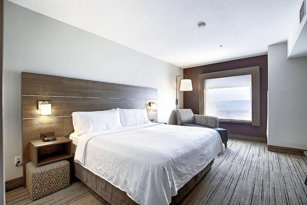 Postel nebo postele na pokoji v ubytování Holiday Inn Express Airport Calgary by IHG