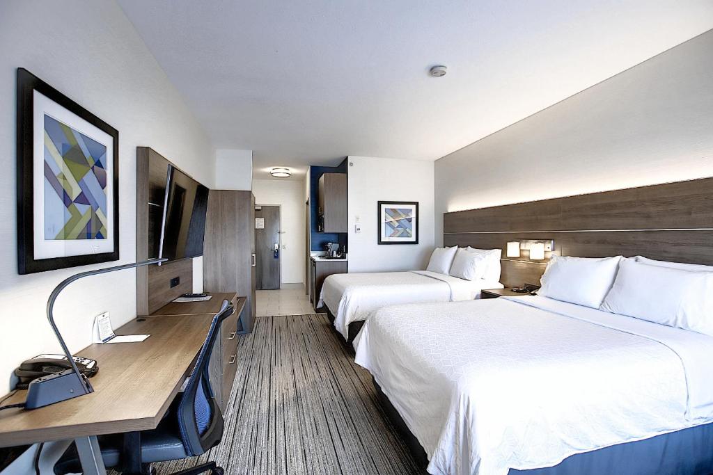 Postel nebo postele na pokoji v ubytování Holiday Inn Express Airport Calgary by IHG