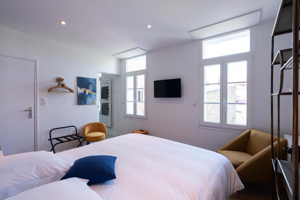 Ένα ή περισσότερα κρεβάτια σε δωμάτιο στο Le Petit Roulis