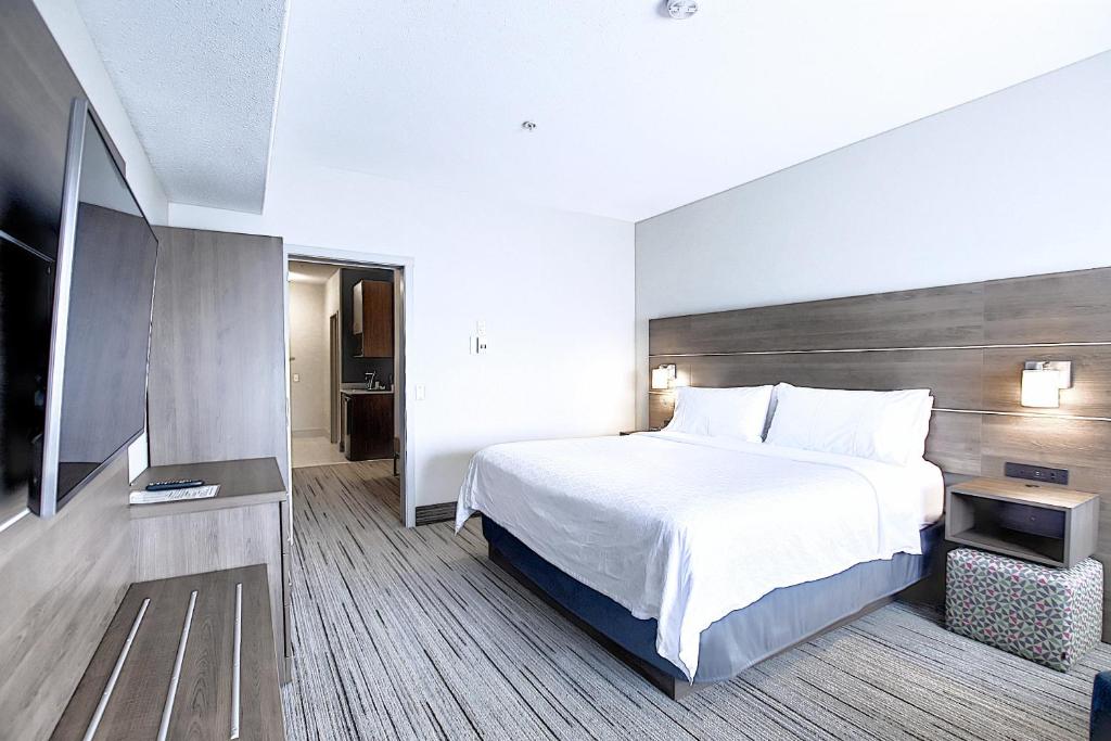 Postel nebo postele na pokoji v ubytování Holiday Inn Express Airport Calgary by IHG