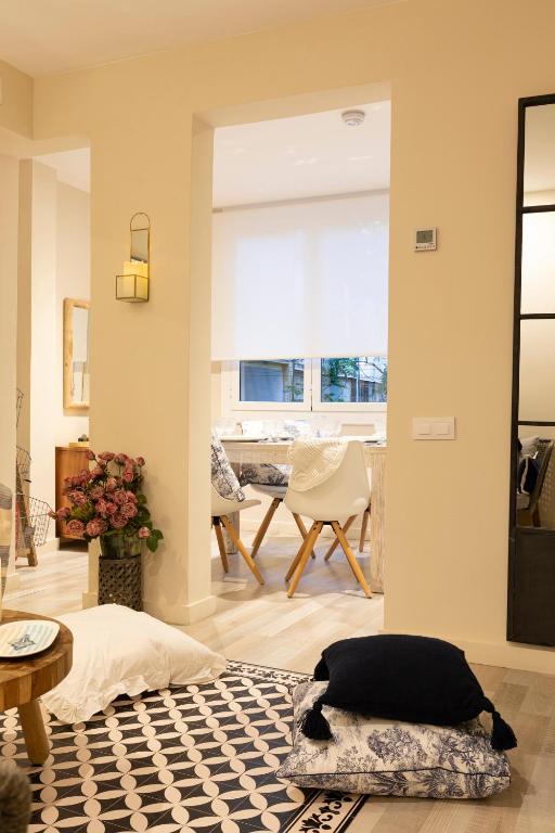 Chic Apartments Barcelona - Apartment With Balcony
