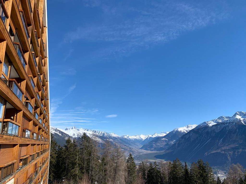 een uitzicht op de bergen vanuit een gebouw bij Mountain View Apartment with Parking & Fast WiFi in Crans-Montana