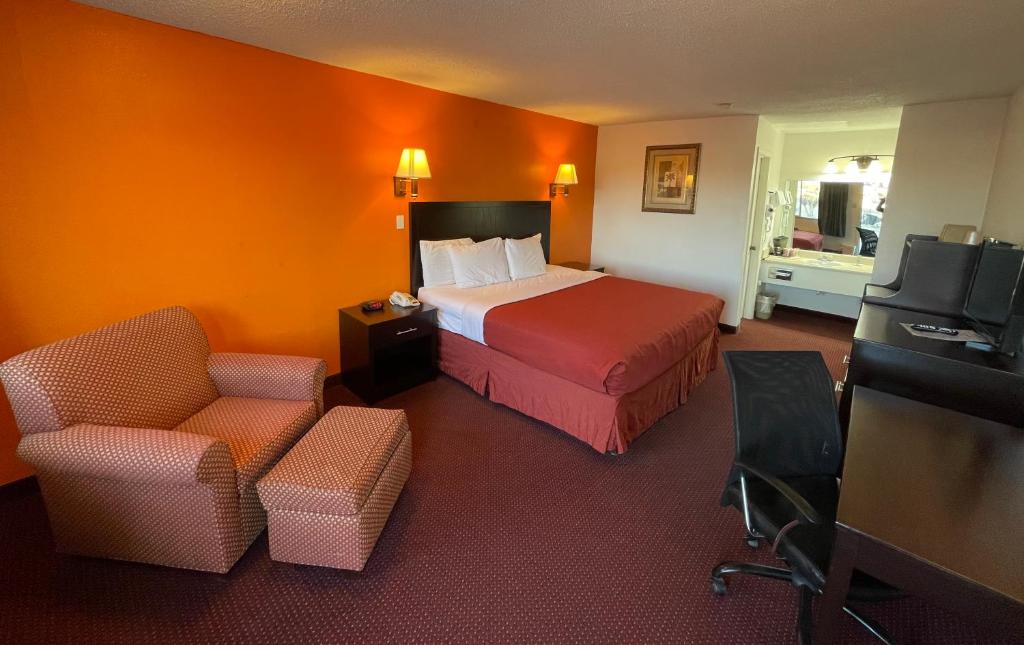 Habitación de hotel con 1 cama y 2 sillas en Antilley Inn, en Abilene