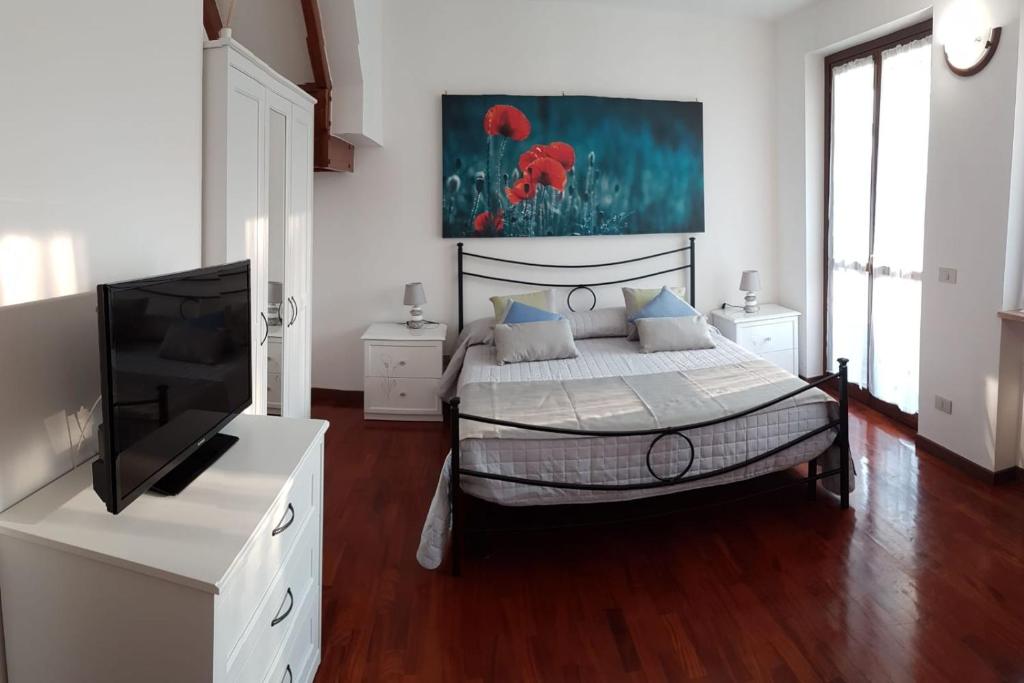 um quarto com uma cama e uma televisão de ecrã plano em Dalla Giò em Negrar