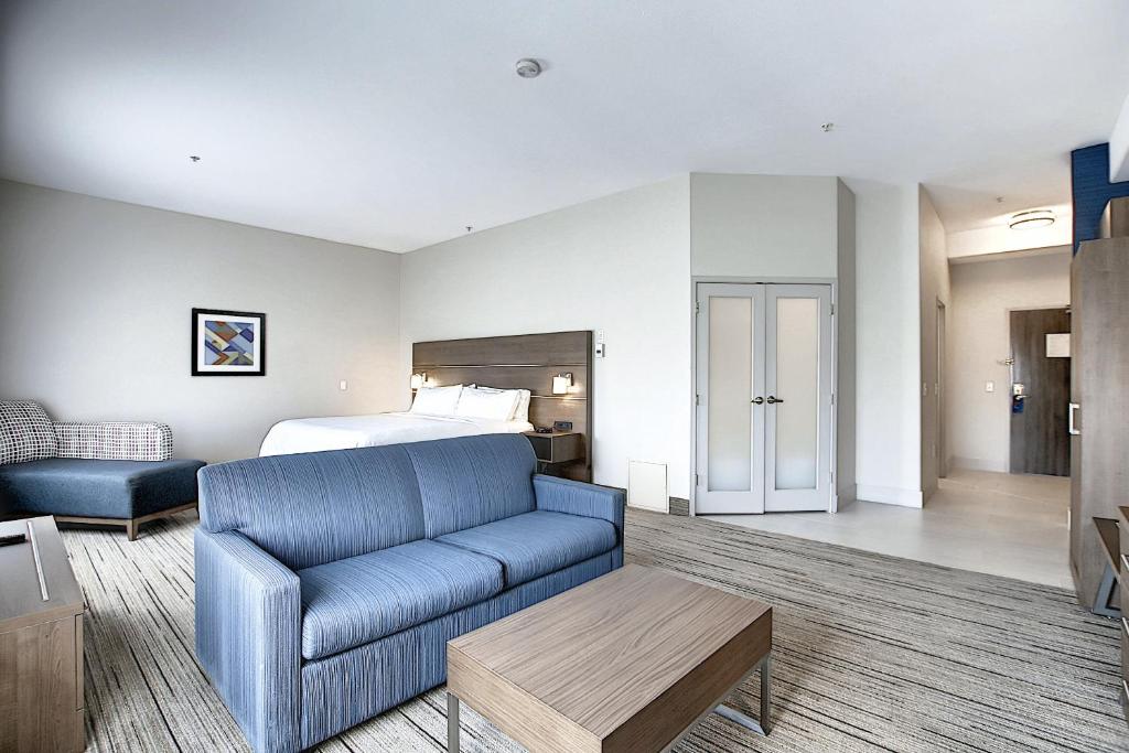 Posezení v ubytování Holiday Inn Express Airport Calgary by IHG