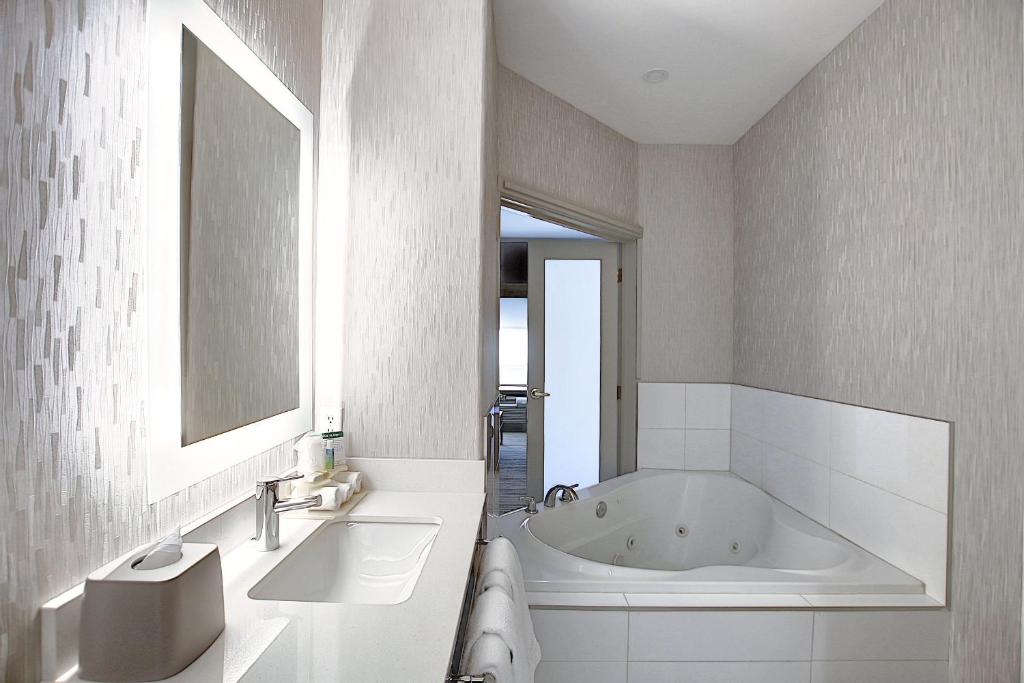 Koupelna v ubytování Holiday Inn Express Airport Calgary by IHG