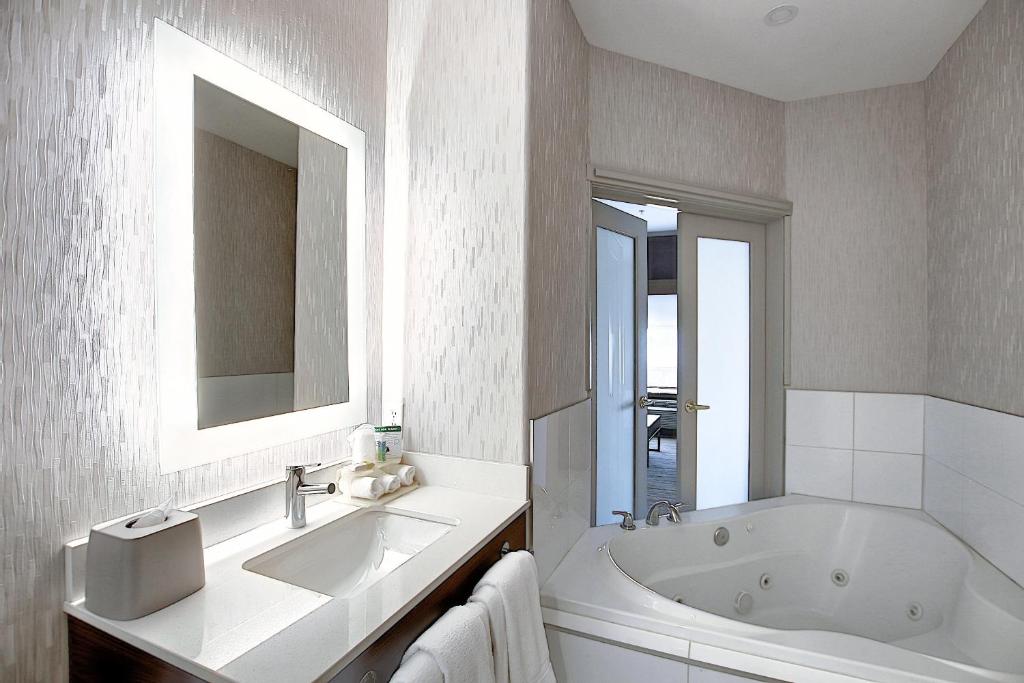 
King Suite with Spa Bath
