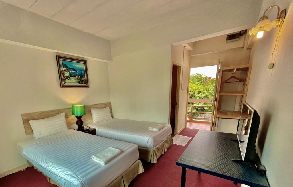 MANGO Lagoon Place - Resim 11