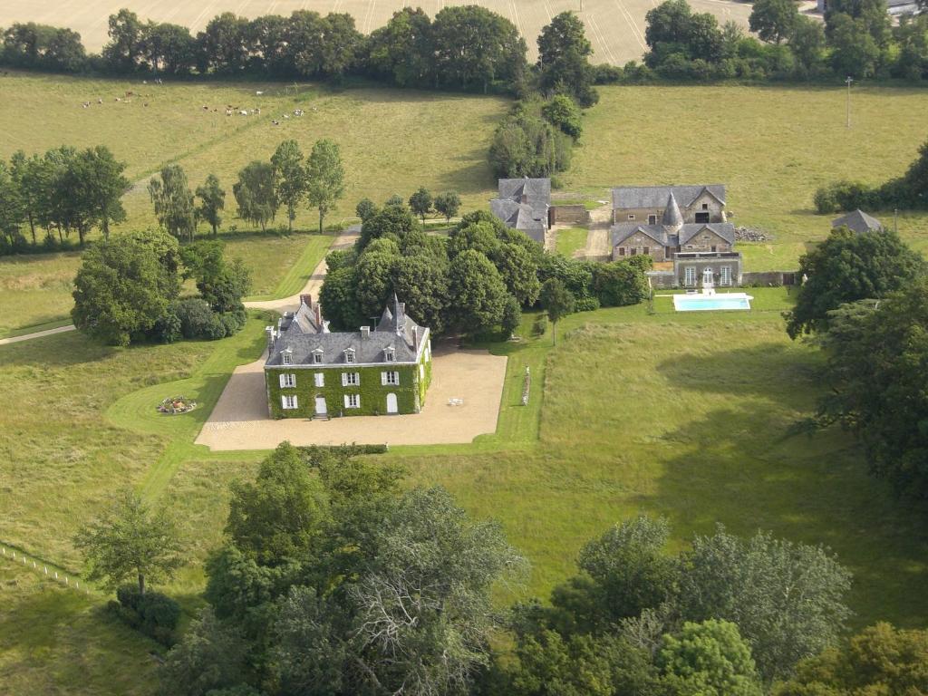 una vista aérea de una casa grande en un campo en Château des Lutz, en Daon