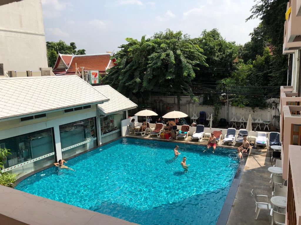 een groep mensen die zwemmen in een zwembad bij MANGO Lagoon Place in Bangkok