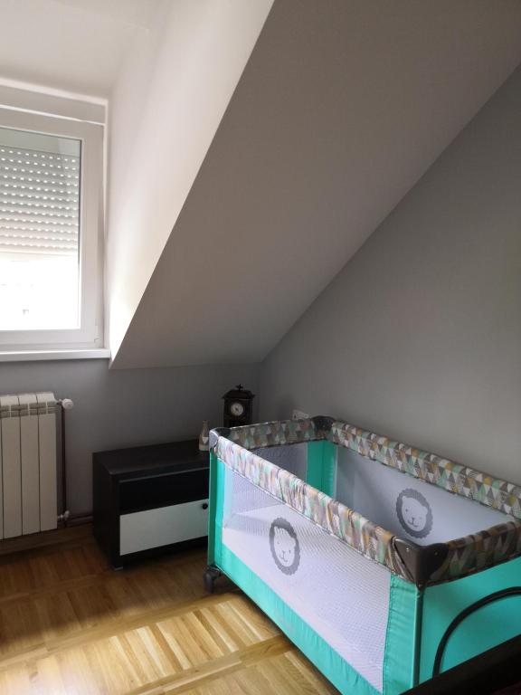 Ένα ή περισσότερα κρεβάτια σε δωμάτιο στο Apartman Jela
