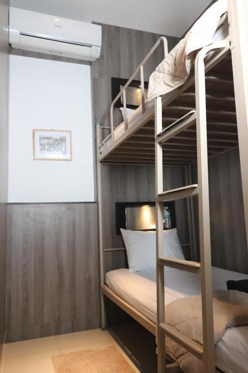 Letto o letti in una camera di The Cabin Tanjung Yogyakarta
