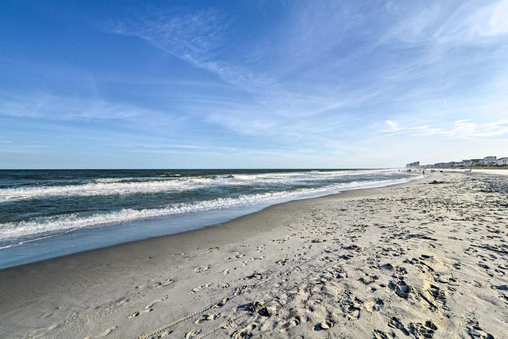 Walk to Surfside Beach Studio with Covered Balcony - Appartement