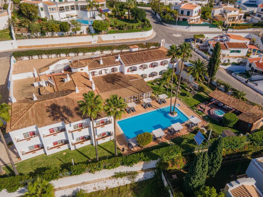 una vista aérea de una casa con piscina en Cerro Da Marina Hotel, en Albufeira