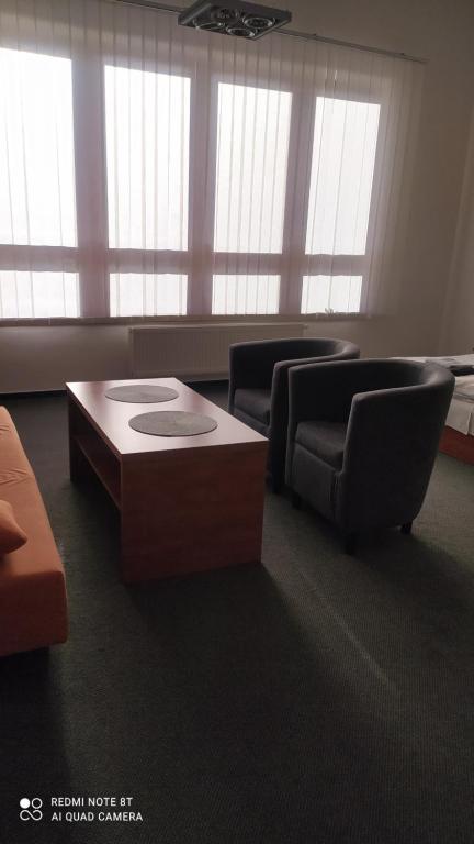 A seating area at Štúdiá Správa TANAPu