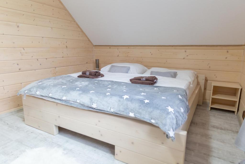 Postel nebo postele na pokoji v ubytování Zrúboček / Log Cabin