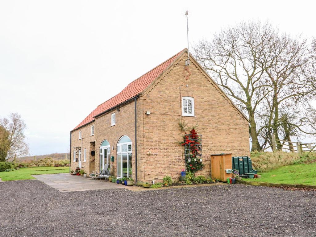 a brick building with a christmas wreath on it at Fairfield Cottage in Lincoln